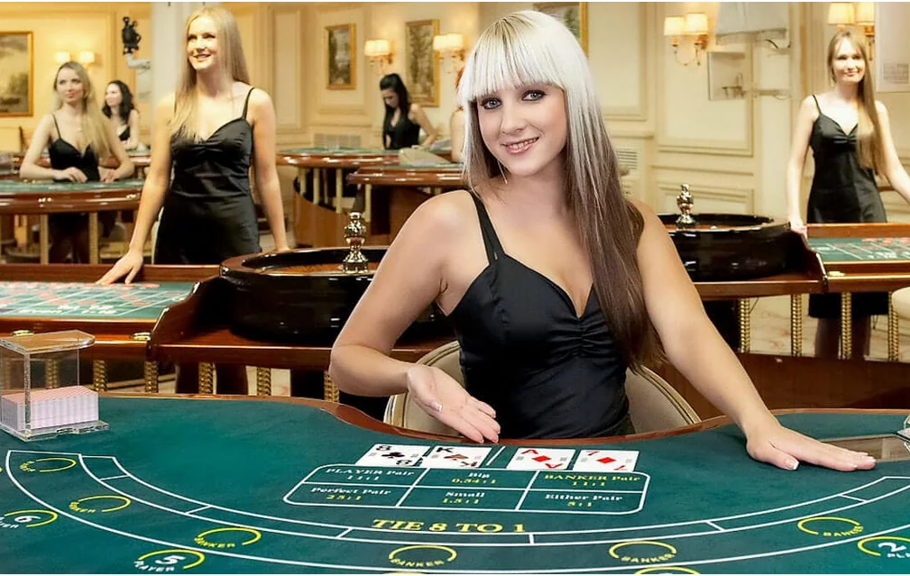 Suasana meja kasino live V07 dengan dealer dan layar permainan